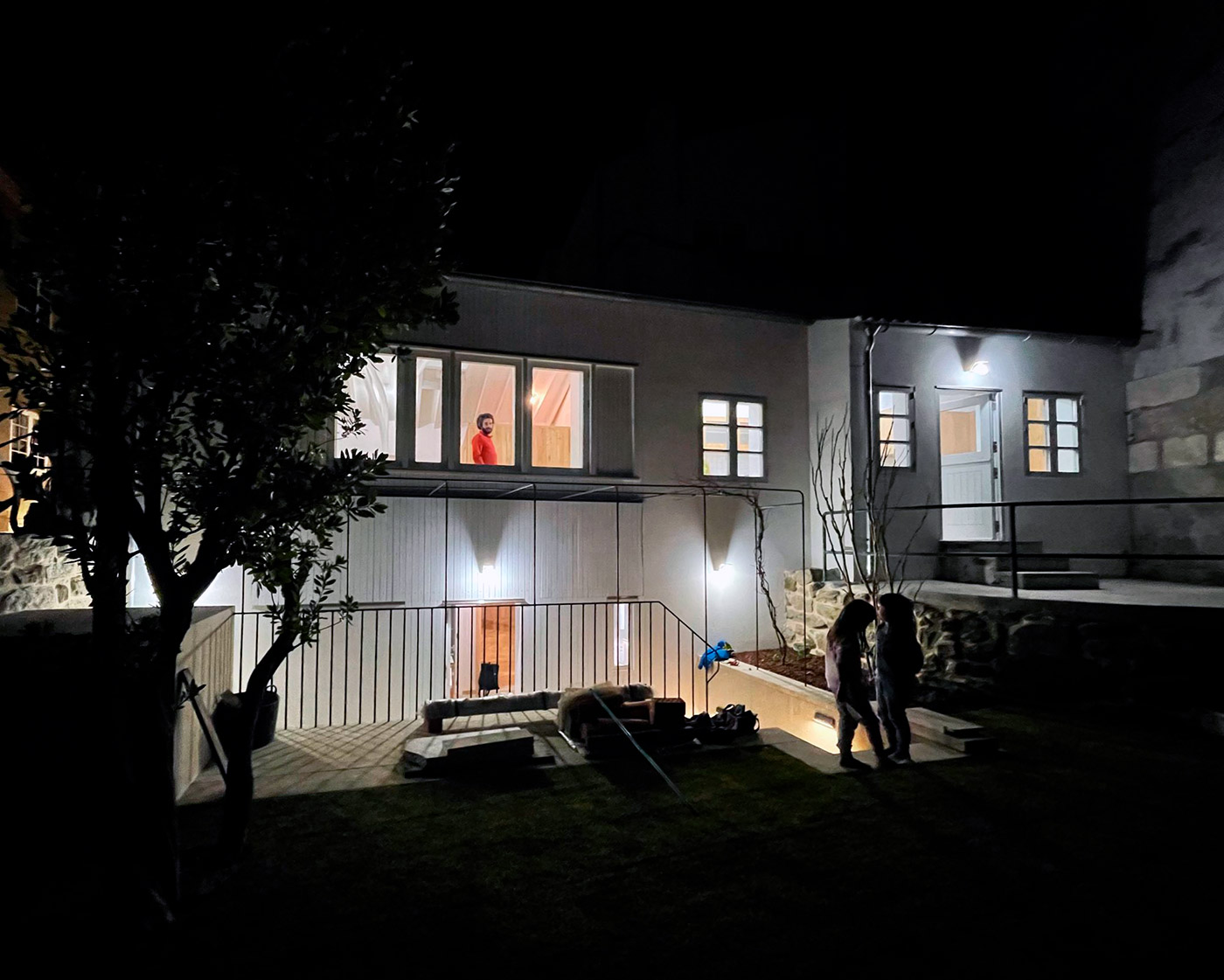 Casa Paraguas Rehabilitación de antigua casa tradicional en ciudad histórica de Pontevedra nocturna