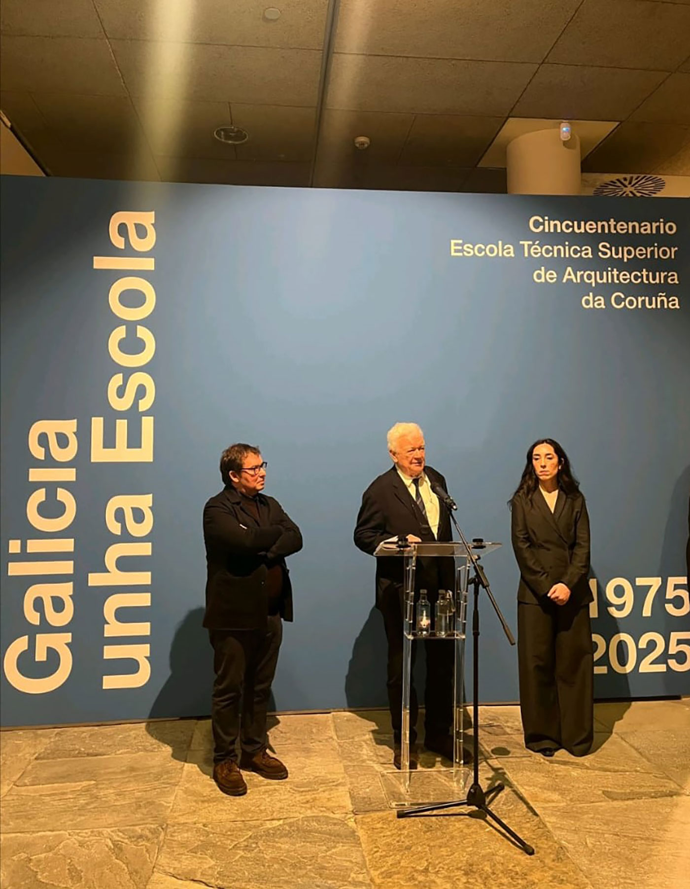 Galicia, unha escola. 50 Aniversario de la ETSAC Inauguración.-Comisarios